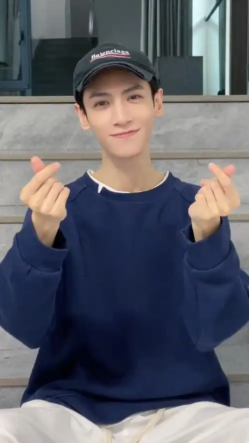 罗云熙的比心手势舞##长月烬明