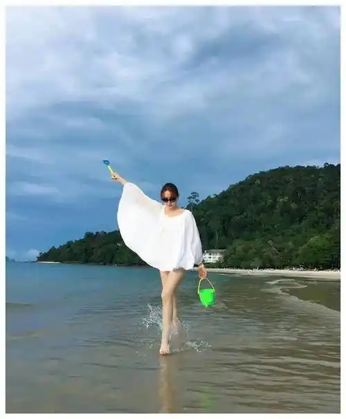 胡静:优雅气质照亮了和谐母子的典范,展现了无与伦比的魅力.