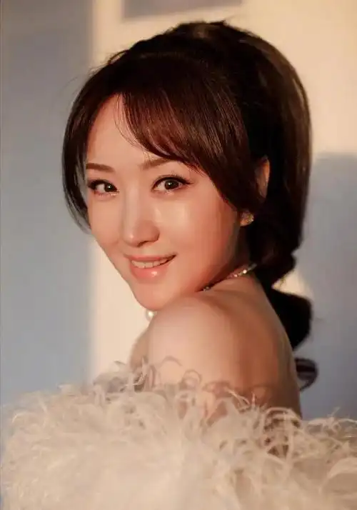 52岁杨钰莹亮相时装周,一身行头超20万,网友扒出她的神仙生活