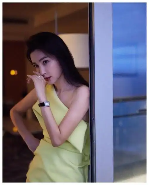 李冰冰用黑发红唇侧脸杀照征服了观众,47岁的她风采依旧!