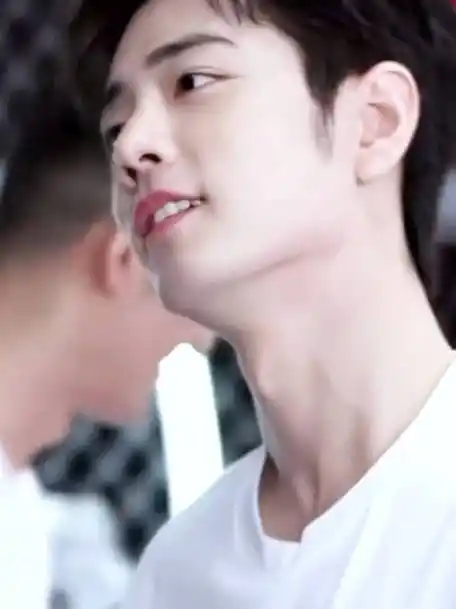 肖战白t歪头杀##肖战##肖战白t上有肖战