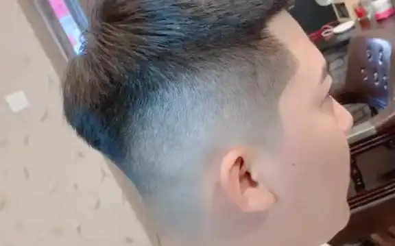 男生"两边剃光"发型,自然吹干免打理,更加清新帅气!