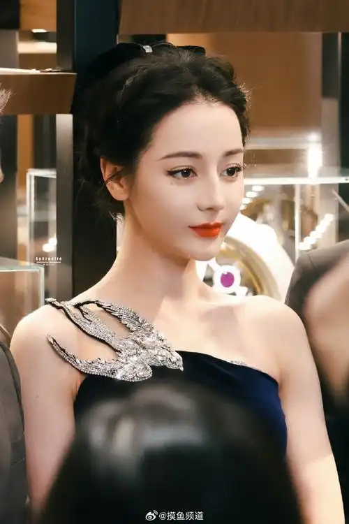 热巴今天的线下活动,依稀能看出是盘发,太美了#迪丽热巴戴了一个蝴蝶