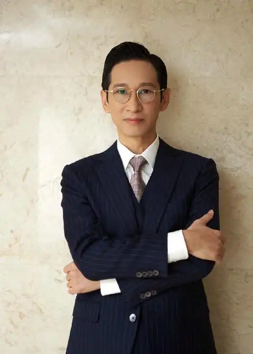 王劲松:一路走得苦!有戏演就对,如今没儿没女依旧很幸福