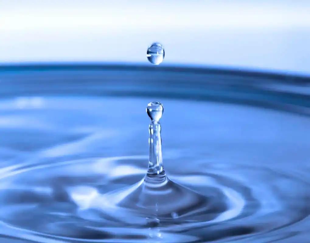 水下落,水滴落入水