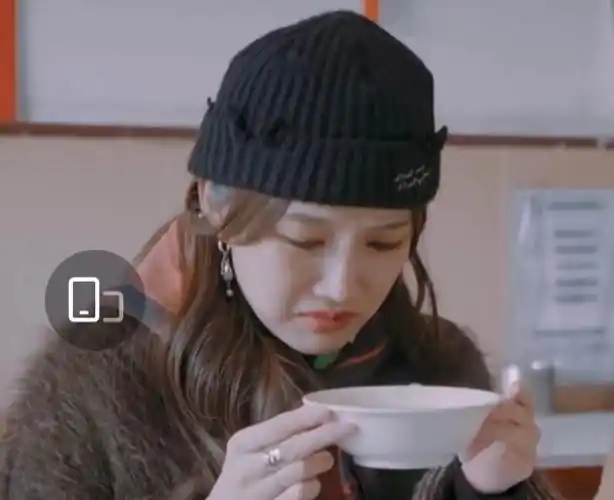 孟佳喝豆汁喝出表情包