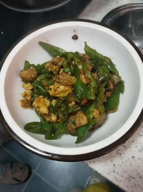 辣椒炒肉炒菜你就制作完成.