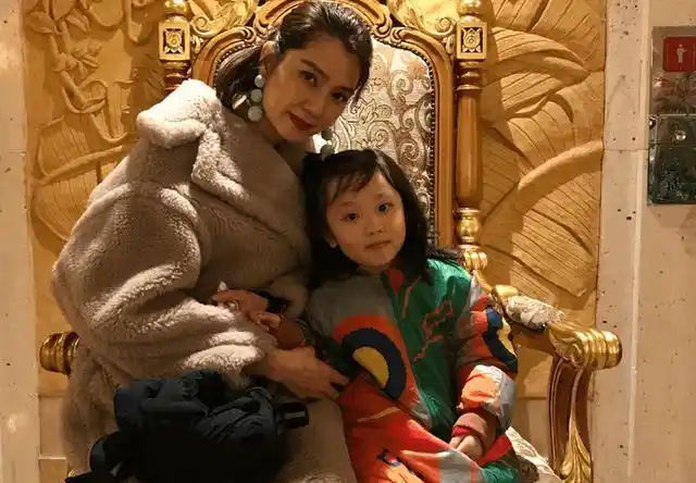 洪欣女儿的新年照,面容清秀天真无邪,不愧是高颜值父母的孩子