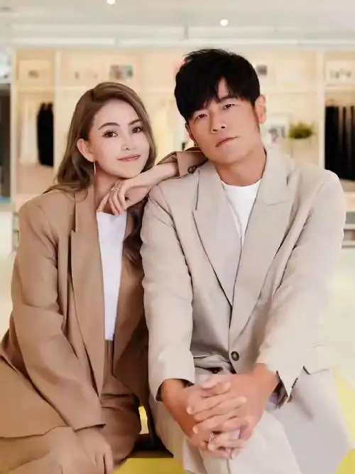 45岁的周杰伦娶了小自己14岁模特昆凌后,结婚9年,拥有一儿两女.