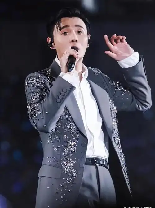 李荣浩在海外平台上爆火可不是头一回了.