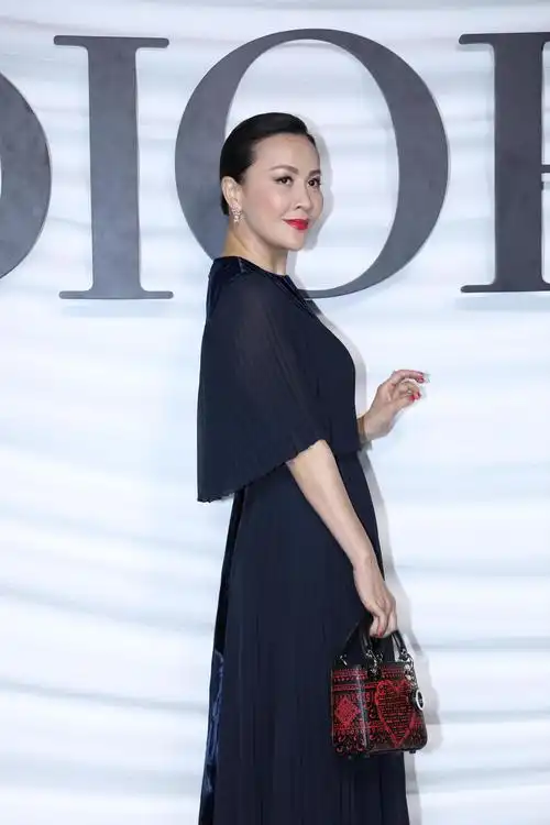 刘嘉玲出席上海迪奥大秀,脖子前后两个色!真的尴尬!