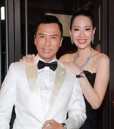 原创57岁甄子丹与小18岁妻子秀恩爱发文庆结婚17年夸其最美