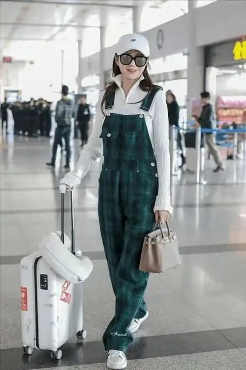 沈梦辰30多岁还像小姑娘一身花睡衣走机场照样青春靓丽好洋气