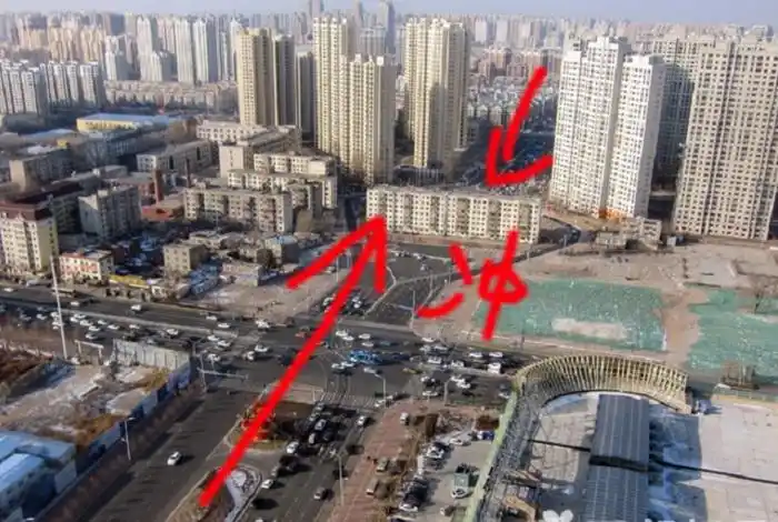 所以,选择房屋首先要避开路冲,若是在农村修建一样