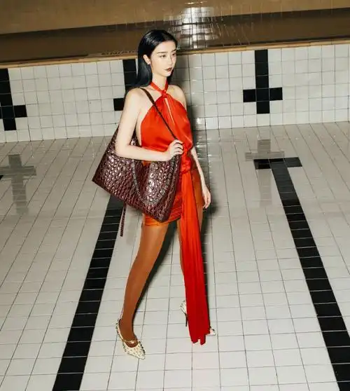 the9-赵小棠最新大片曝光,红丝袜搭短裙真不是一般人能驾驭