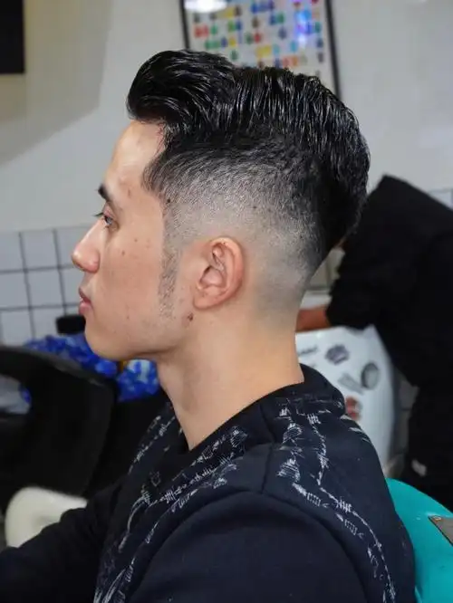 鬓角这么长太帅了