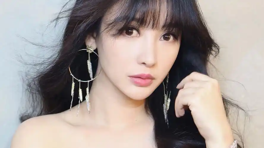 柳岩头像图片,分享一组女星模特图片给大家,图中的桌面壁纸壁纸