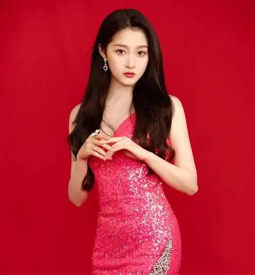 关晓彤穿玫红亮片长裙大秀白嫩长腿雪肤玉貌太性感娇艳