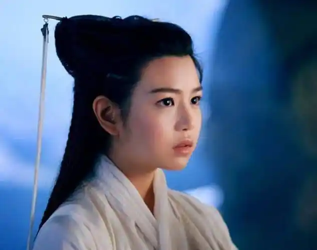 由陈晓和陈妍希夫妇主演,但当时引起了很大的争议,特别是关于小龙女的