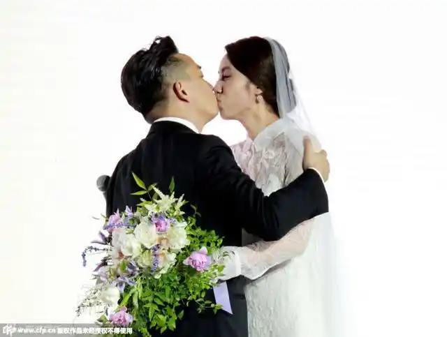 国际接吻日!盘点明星夫妇们的浪漫瞬间