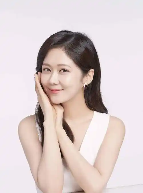 张娜拉剪短发后更有灵气,中分披肩短发清爽减龄,看不出39岁了!