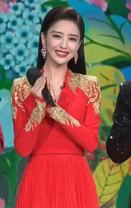 佟丽娅自曝主持春晚压力大!曾紧张到忘记说过话,疑似不想再主持
