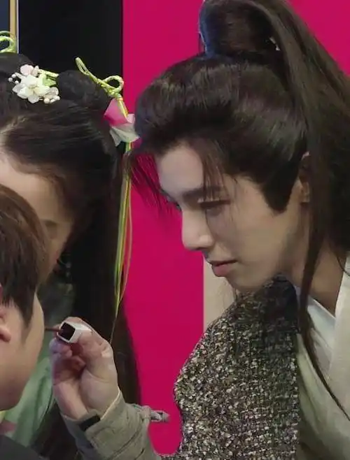 关晓彤华晨宇给吴彤化妆当吴彤转过身面对镜头所有人笑出声