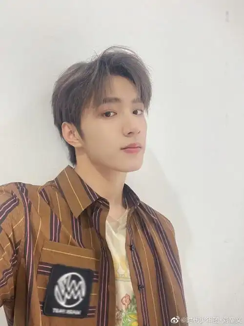 刘耀文反季节穿搭六宫格