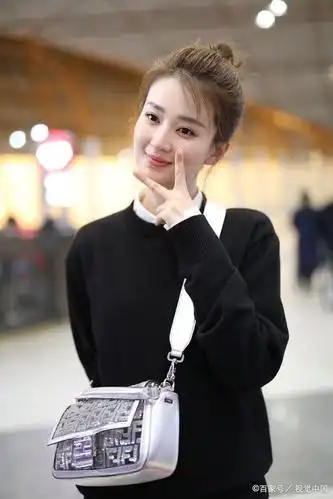 乔欣素颜现身被偶遇,打扮时尚甜美,这个细节暴露真实气质