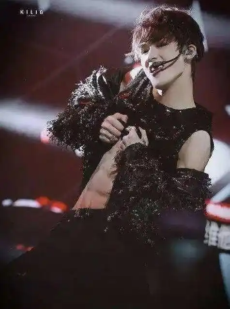 蔡徐坤昔日照片被扒,竟然有六块腹肌,难怪这么多女粉不放弃_演唱会