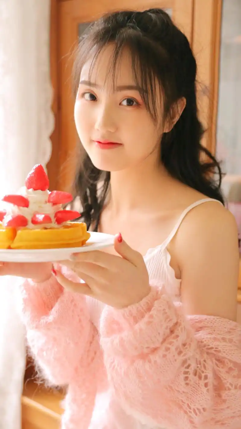 白色吊带美女手机壁纸