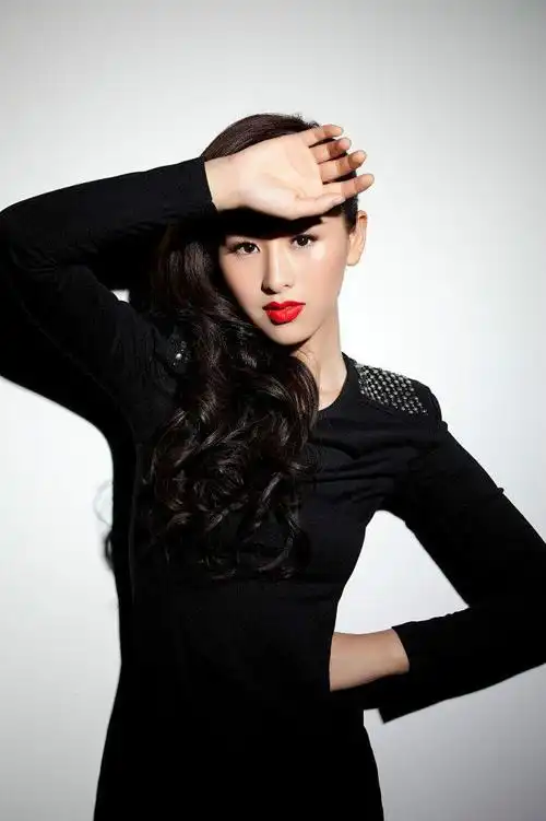 p data-id="gnwxjy7fnt">王雅洁,中国内地女歌手,空政文工团青年歌唱