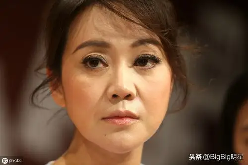 闫妮近照被拍网友这才是47岁的年龄吧