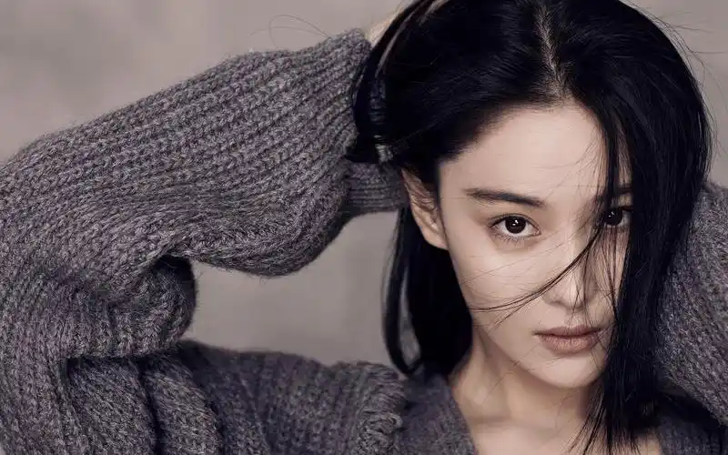 张馨予灰色毛衣慵懒气质桌面壁纸图片