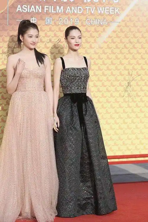 原创关晓彤钟楚曦同台穿高腰裙身材都很好一看就知道哪个裙子显瘦