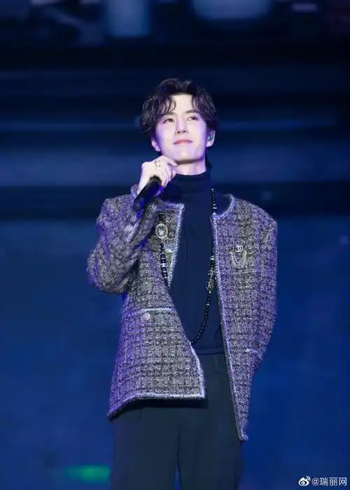 rayli星闻#【#香奈儿外套#】王一博超话帅气耶啵身穿@香奈儿chaell