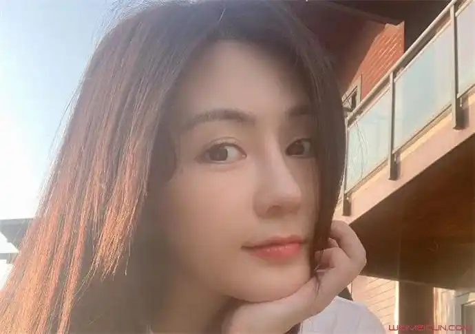 经扒不难发现,汤晶媚与谷智鑫有传绯闻,但谷智鑫女友另有其人,所以