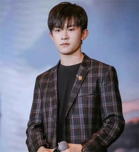 易烊千玺同款发型 16-25岁男生发型范本