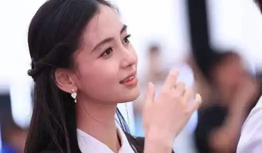 杨颖晒车内侧颜随拍#一大波侧颜来袭,谁会不爱@angelababy的侧脸呢每