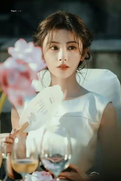 鞠婧祎参加盛典活动的妆容好大气温婉