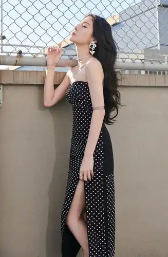 张碧晨楼顶随手一拍,无意暴露真实腿型,这腿我捏都捏不出来!