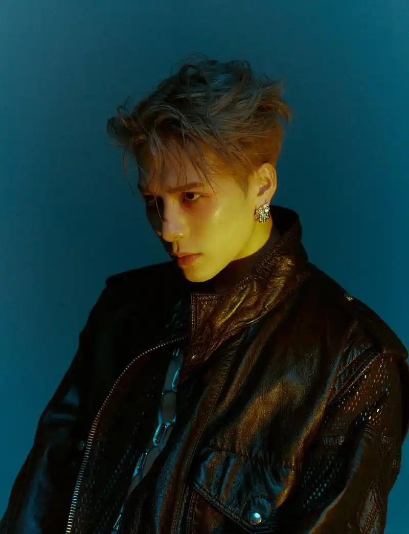 王嘉尔最新写真,喜欢他的人是有原因的,好想也去看一场他的演唱会啊!