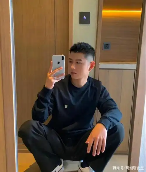 男生夏季换发型无论怎么剪,两边铲的短发最受欢迎,越剪越帅!