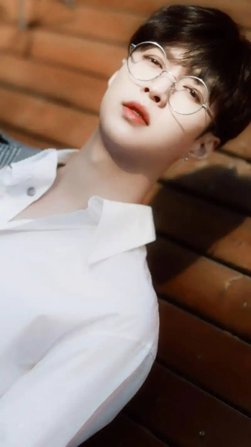 张艺兴英伦风帅气写真高清图片手机壁纸