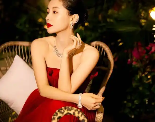 跟吴永恩分开之后,王子文红色抹胸裙出镜,美美哒!