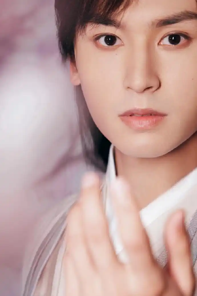 张哲瀚演唱会周子舒造型大片深夜发布 感谢春天遇见唯一的光