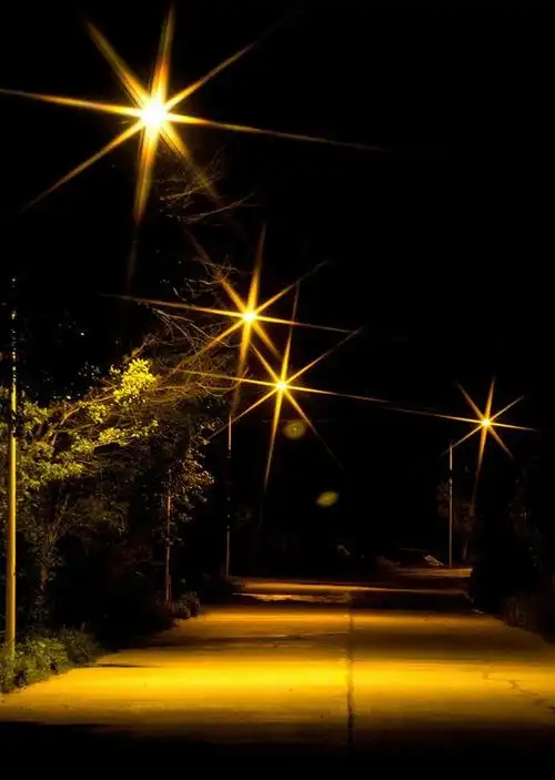 (一个人,把心痛隐藏在谷雨里,文三篇)作者:风雨人生《谷雨思》《黑夜