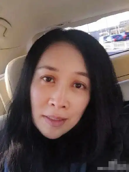 47岁那英罕见晒素颜 喊话:不化妆也能出门