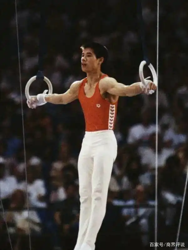 李宁当年有多火?去香港为梅艳芳颁奖,何鸿燊在台下静静听他唱歌