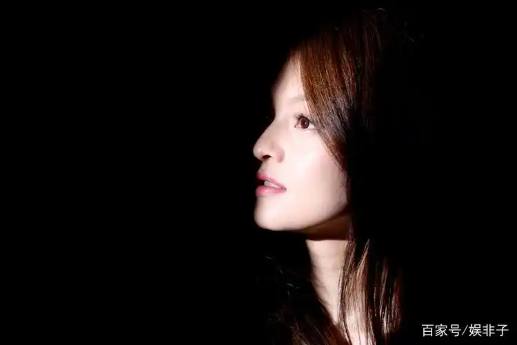 她拥有着独特的嗓音,曾与母亲结怨多年,如今靠上综艺捞金